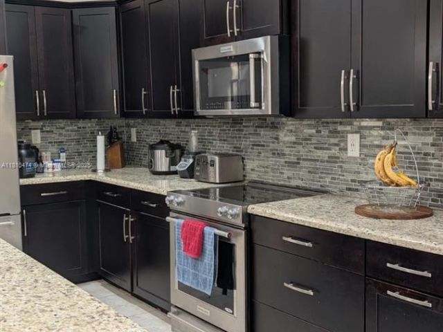 Продажа дома по адресу 2230 NW 17th Ave - фото 6169478