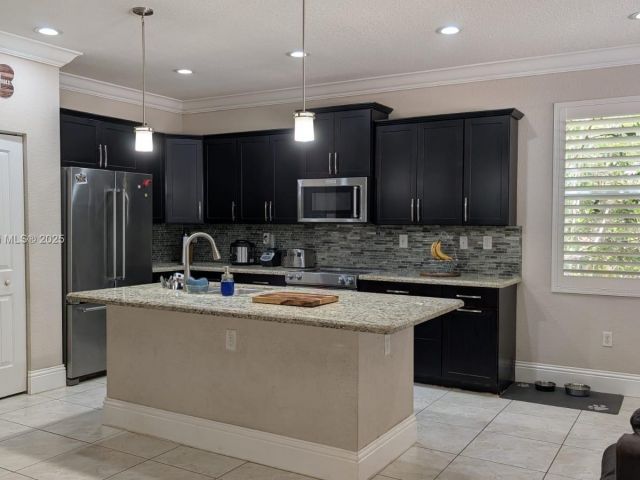 Продажа дома по адресу 2230 NW 17th Ave - фото 6169479