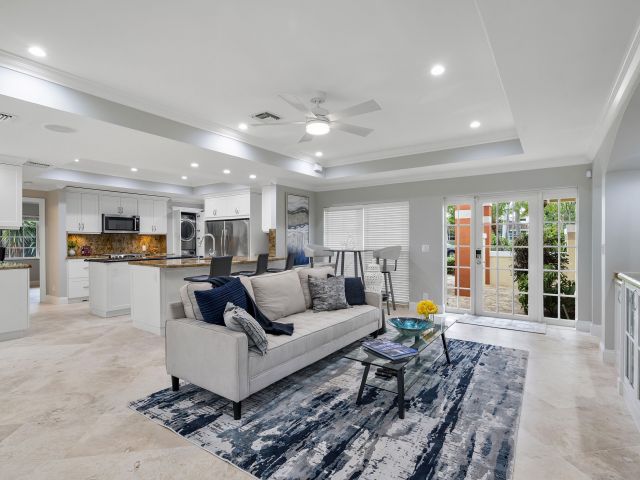 Продажа дома по адресу 1948 Coco Palm Place - фото 6133258