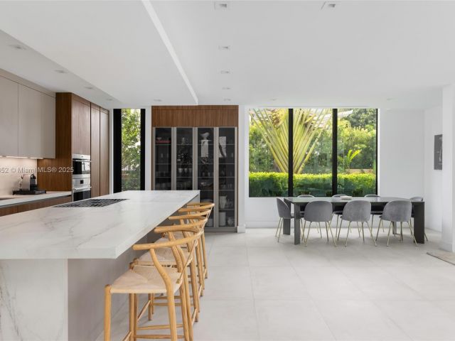 Продажа дома по адресу 5630 Pine Tree Dr - фото 6138360