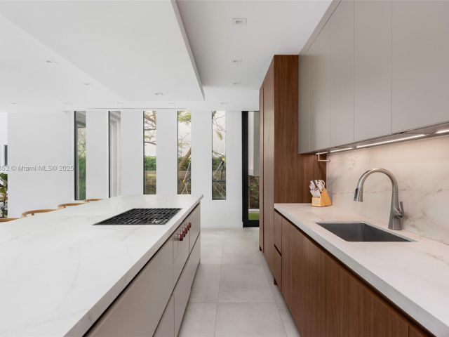 Продажа дома по адресу 5630 Pine Tree Dr - фото 6138361