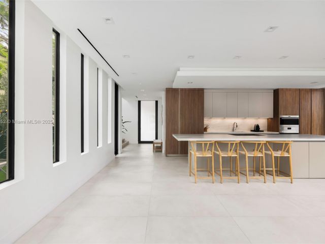 Продажа дома по адресу 5630 Pine Tree Dr - фото 6138362