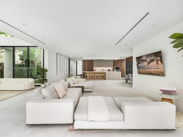 Продажа дома по адресу 5630 Pine Tree Dr - фото 6138363