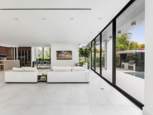 Продажа дома по адресу 5630 Pine Tree Dr - фото 6138364