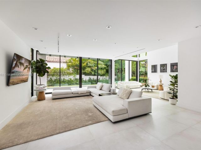 Продажа дома по адресу 5630 Pine Tree Dr - фото 6138365