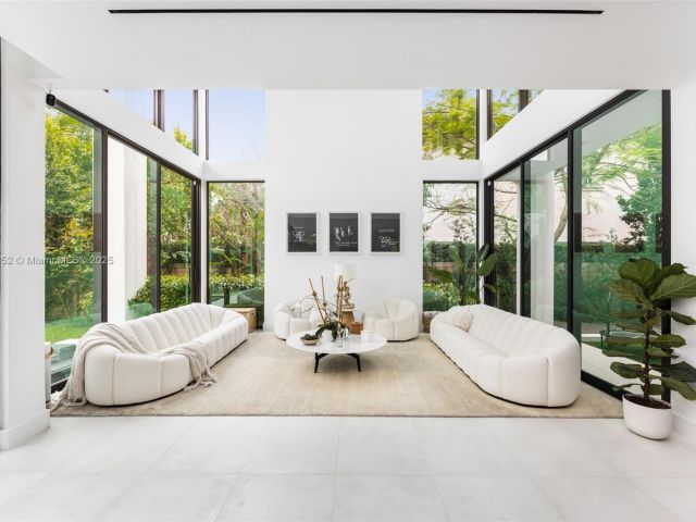 Продажа дома по адресу 5630 Pine Tree Dr - фото 6138368