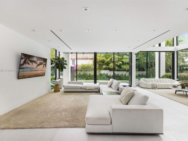 Продажа дома по адресу 5630 Pine Tree Dr - фото 6138369