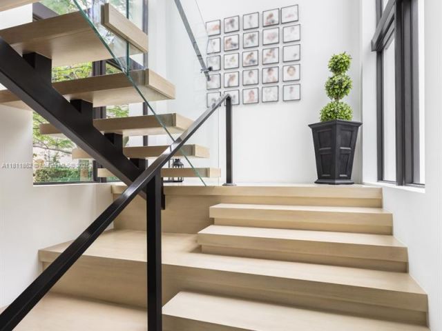 Продажа дома по адресу 5630 Pine Tree Dr - фото 6138370