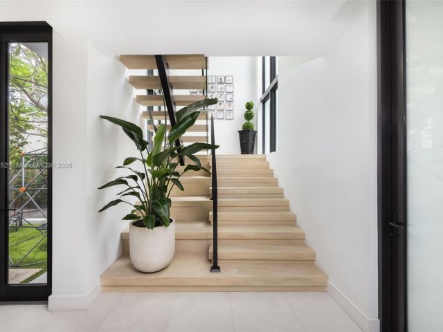 Продажа дома по адресу 5630 Pine Tree Dr - фото 6138371