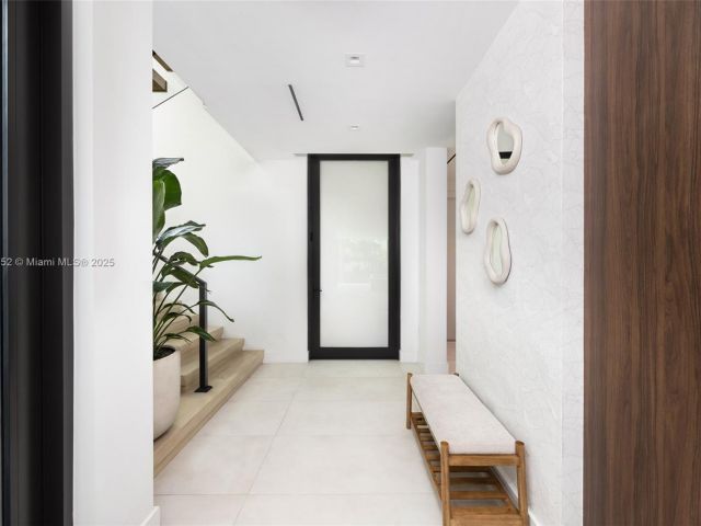 Продажа дома по адресу 5630 Pine Tree Dr - фото 6138372