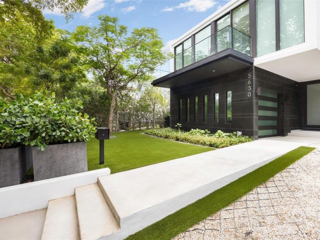 Продажа дома по адресу 5630 Pine Tree Dr - фото 6138376