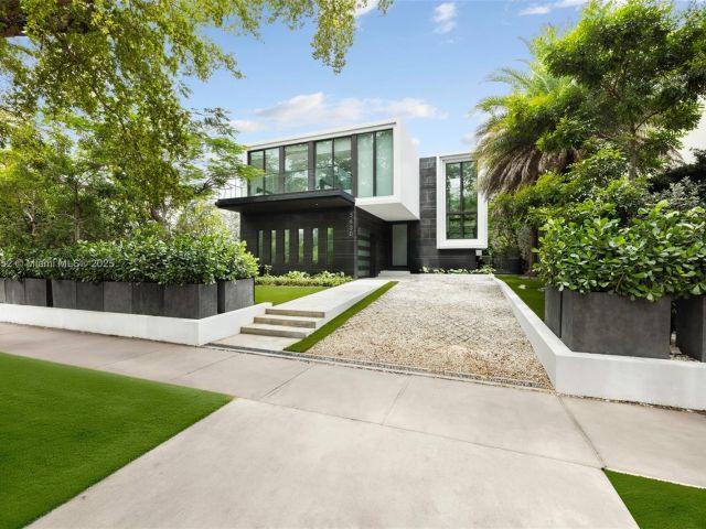 Продажа дома по адресу 5630 Pine Tree Dr - фото 6138377