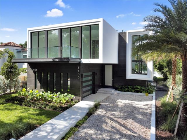 Продажа дома по адресу 5630 Pine Tree Dr - фото 6138378