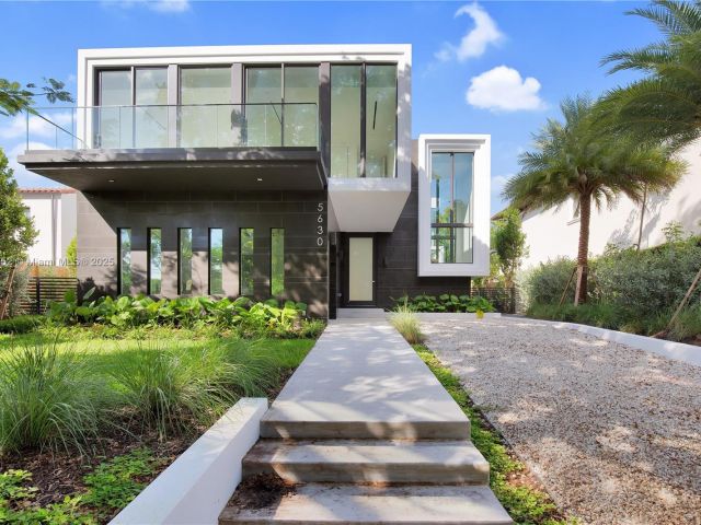 Продажа дома по адресу 5630 Pine Tree Dr - фото 6138379