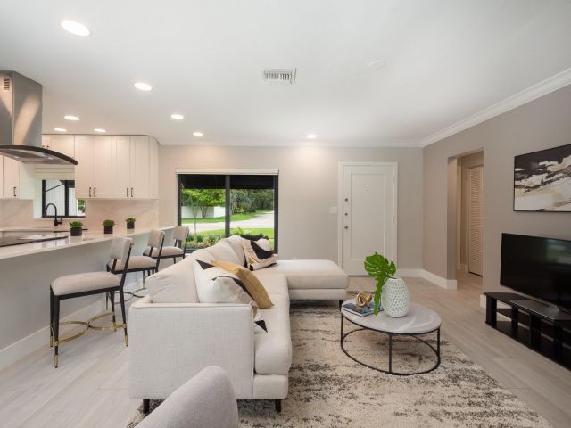 Продажа дома по адресу 1224 SW 20th St - фото 6129895