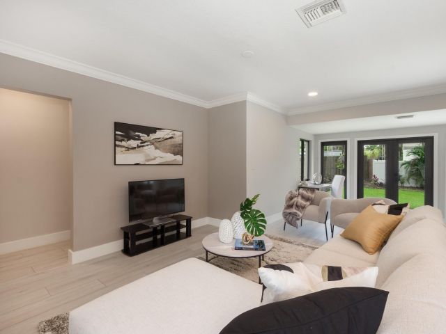 Продажа дома по адресу 1224 SW 20th St - фото 6129896