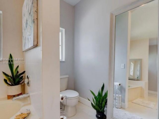 Продажа дома по адресу 2967 NE 42nd Ave - фото 6152416