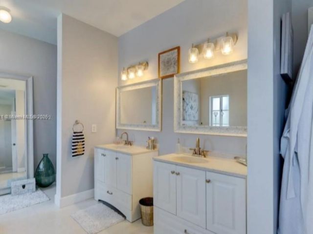 Продажа дома по адресу 2967 NE 42nd Ave - фото 6152417