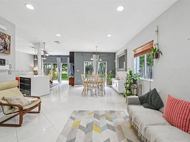 Продажа дома по адресу 3228 SE 3rd Dr - фото 6152667