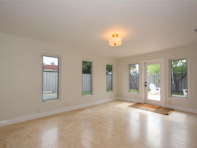 Продажа дома по адресу 1911 NE 41st St - фото 6134927