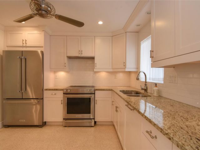 Продажа дома по адресу 1911 NE 41st St - фото 6134928