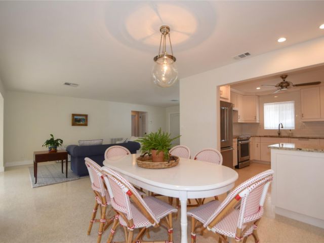 Продажа дома по адресу 1911 NE 41st St - фото 6134934