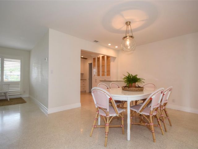 Продажа дома по адресу 1911 NE 41st St - фото 6134935