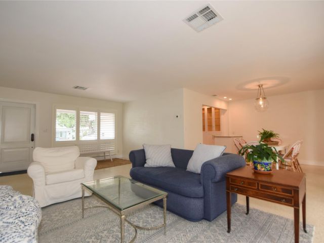 Продажа дома по адресу 1911 NE 41st St - фото 6134936