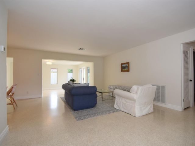 Продажа дома по адресу 1911 NE 41st St - фото 6134937