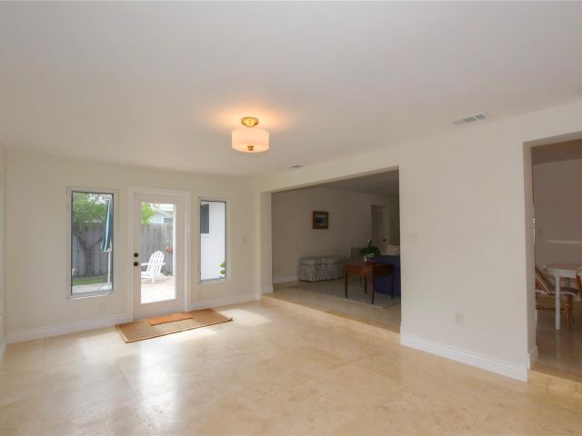 Продажа дома по адресу 1911 NE 41st St - фото 6134938