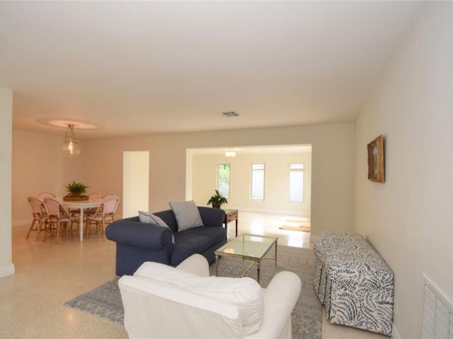 Продажа дома по адресу 1911 NE 41st St - фото 6134939