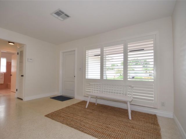 Продажа дома по адресу 1911 NE 41st St - фото 6134940