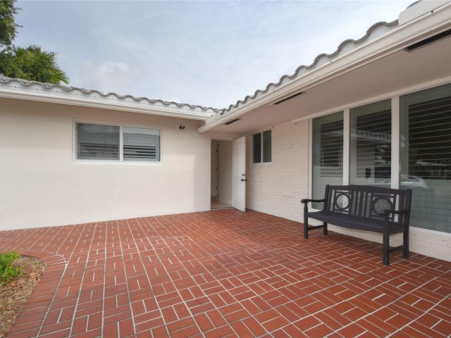 Продажа дома по адресу 1911 NE 41st St - фото 6134941