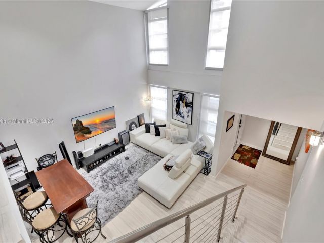 Продажа дома по адресу 2730 NE 183rd St TH03 - фото 6144271