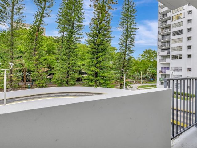 Продажа дома по адресу 2730 NE 183rd St TH03 - фото 6144272