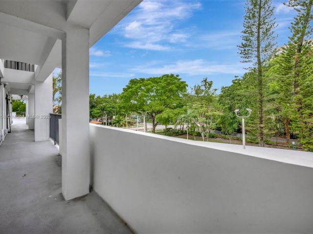 Продажа дома по адресу 2730 NE 183rd St TH03 - фото 6144273