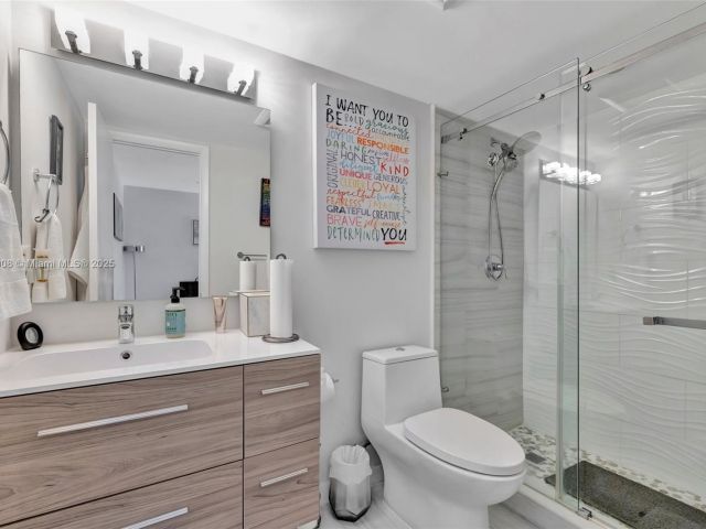 Продажа дома по адресу 2730 NE 183rd St TH03 - фото 6144274