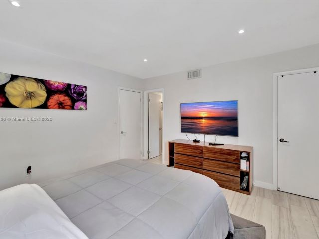 Продажа дома по адресу 2730 NE 183rd St TH03 - фото 6144275