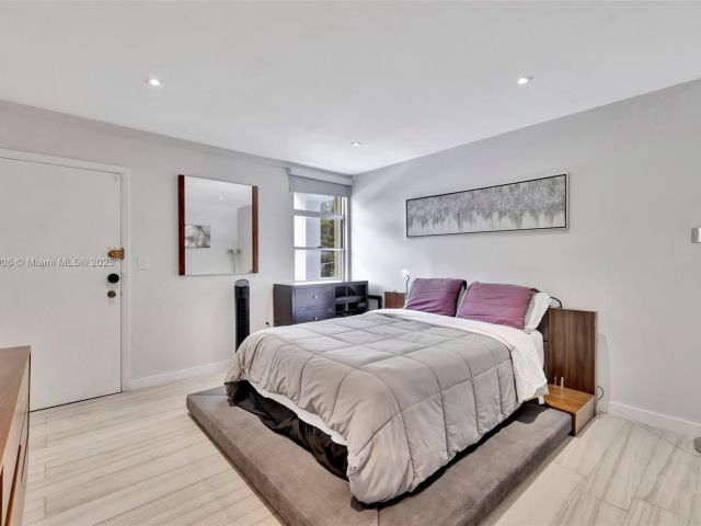 Продажа дома по адресу 2730 NE 183rd St TH03 - фото 6144276