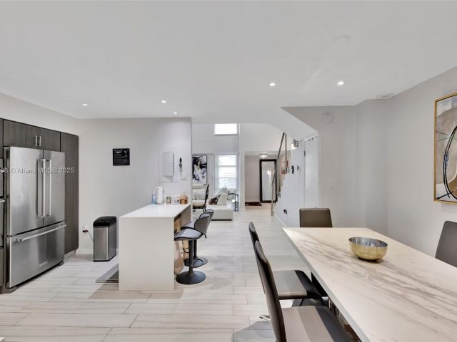 Продажа дома по адресу 2730 NE 183rd St TH03 - фото 6144277