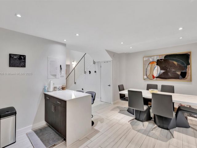 Продажа дома по адресу 2730 NE 183rd St TH03 - фото 6144278