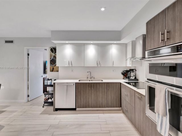 Продажа дома по адресу 2730 NE 183rd St TH03 - фото 6144279