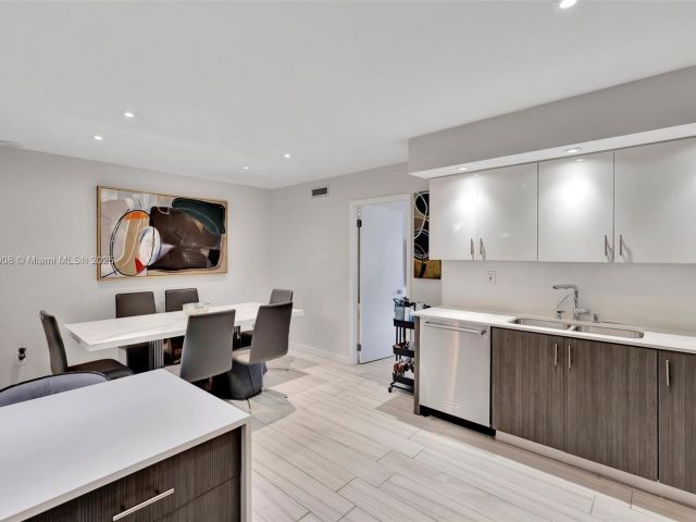 Продажа дома по адресу 2730 NE 183rd St TH03 - фото 6144280