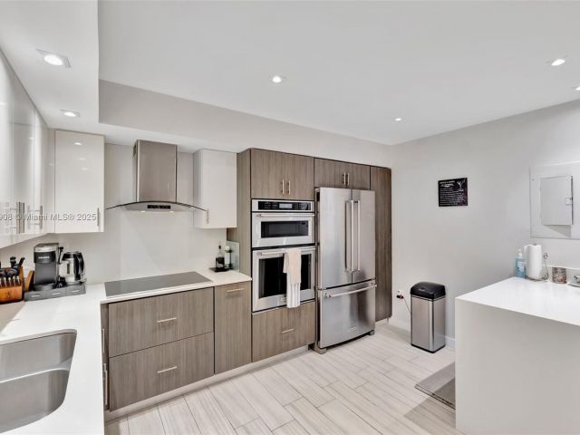 Продажа дома по адресу 2730 NE 183rd St TH03 - фото 6144281