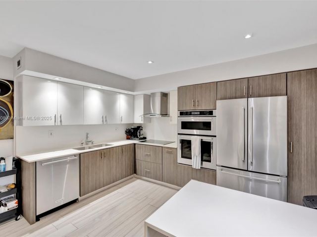 Продажа дома по адресу 2730 NE 183rd St TH03 - фото 6144282