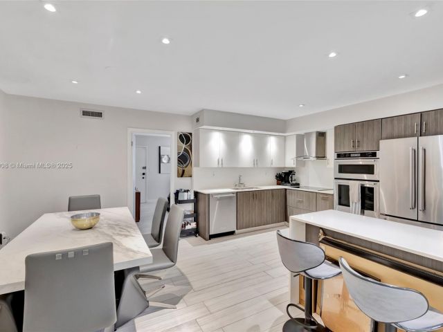 Продажа дома по адресу 2730 NE 183rd St TH03 - фото 6144283