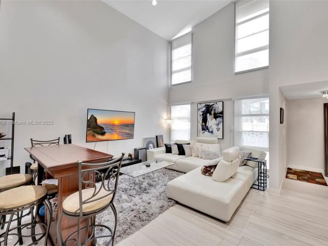 Продажа дома по адресу 2730 NE 183rd St TH03 - фото 6144284