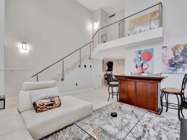 Продажа дома по адресу 2730 NE 183rd St TH03 - фото 6144285