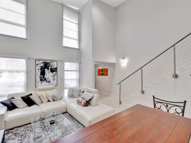 Продажа дома по адресу 2730 NE 183rd St TH03 - фото 6144286