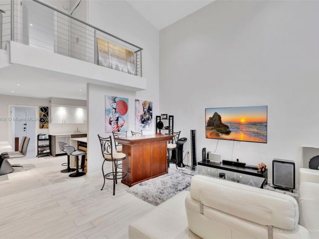 Продажа дома по адресу 2730 NE 183rd St TH03 - фото 6144287